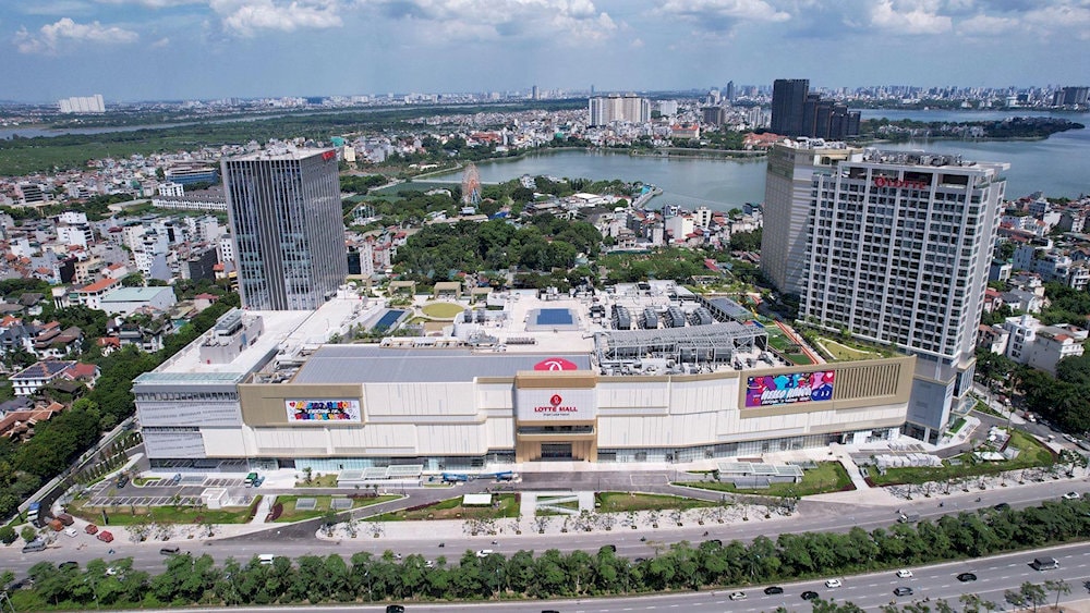 Lotte Mall Tay Ho with modern and unique architecture is covered with large glass panels, reflecting sunlight
